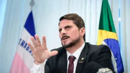Acusado de "traidor da direita"  por seguidores, senador bolsonarista diz que denúncia de complô golpista faz parte de "estratégia para realizar o sonho de todos os brasileiros".