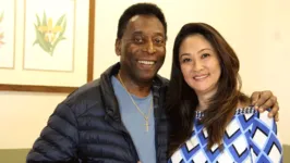 Rei Pelé ao lado de Márcia Cibele Aoki.