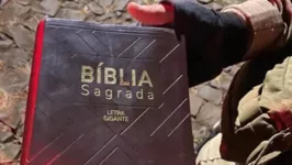 Homem usou a bíblia e um facão para agredir a companheira em Santa Catarina.