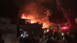 Três residências foram totalmente destruídas pelo incêndio, na noite da úlima sexta-feira (10).