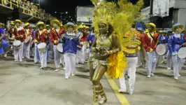 As escolas do 2º Grupo passam pelo corredor da folia nesta sexta