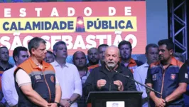 Lula, o ministro Jader Filho, o governador de São Paulo Tarcísio Freitas e outras autoridades no litoral paulista.