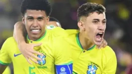 Jogadores em comemoração após gol