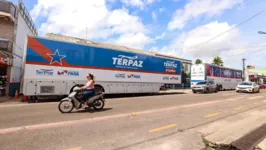 As duas carretas do projeto TerPaz Itinerante ofereceram serviços a população de Abaetetuba.