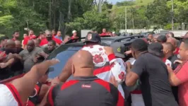 Manifestação de torcedores do Flamengo no Centro de Treinamento.