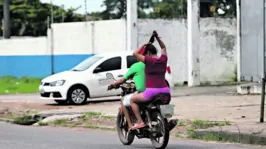 Motoristas e motociclista cometem uma série de infrações na via