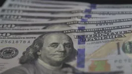 Dólar fechou em baixa nesta terça (24)