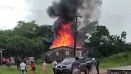 Os moradores não estavam na residência no momento; vizinhos ficaram assustados