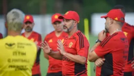 Técnico Vitor Pereira segue pressionado no Flamengo, após início de temporada abaixo do esperado.