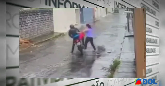 Imagem ilustrativa da notícia Vídeo: ladrão apanha de guarda-chuva ao tentar roubar mulher 