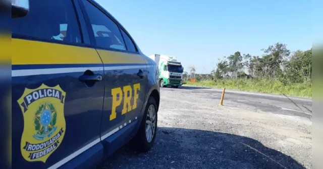 Imagem ilustrativa da notícia Motorista de caminhão foge após colisão com ônibus no Pará