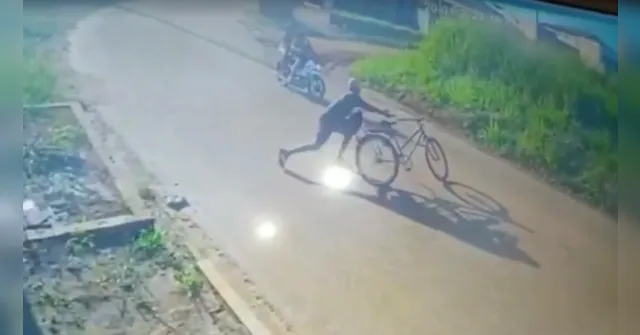 Imagem ilustrativa da notícia Vídeo: homem derruba mulher e crianças e rouba moto