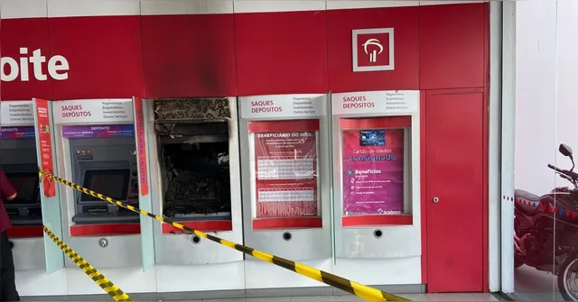 Imagem ilustrativa da notícia Vídeo: homem incendeia agência bancária em Belém