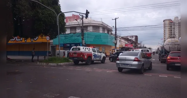 Imagem ilustrativa da notícia Ambulância capota ao se envolver em acidente na Pedreira