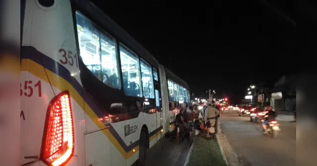 Imagem ilustrativa da notícia Homem é atropelado por ônibus do BRT na Augusto Montenegro