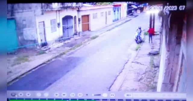 Imagem ilustrativa da notícia Vídeo: mulher é assaltada por motociclista no Panorama
