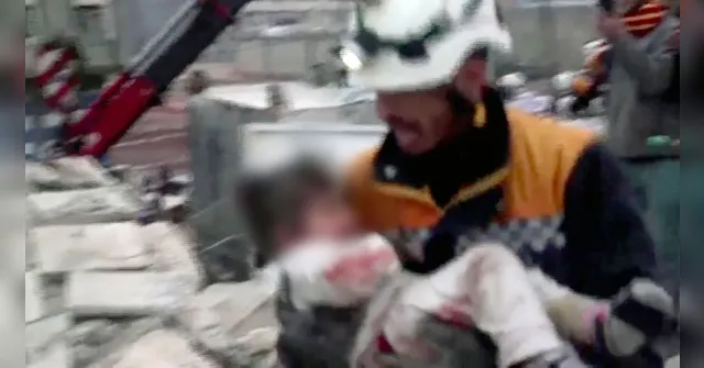 Imagem ilustrativa da notícia Vídeo: Criança é salva de escombros após terremoto na Síria 