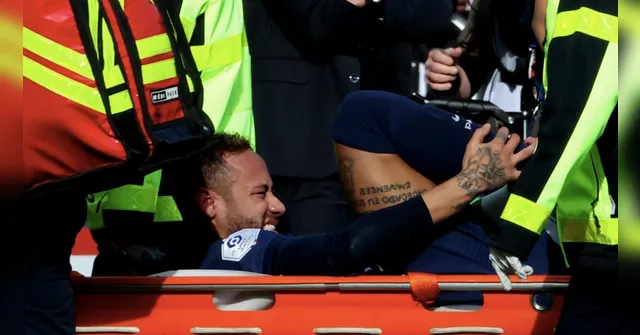 Imagem ilustrativa da notícia Neymar torce tornozelo direito e deixa campo chorando