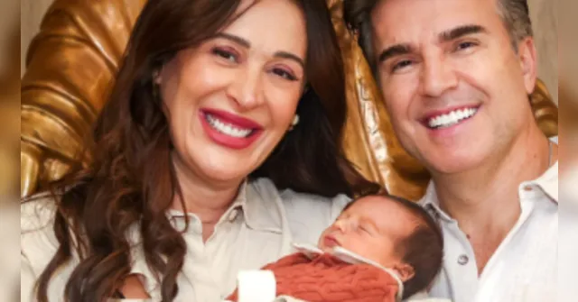 Imagem ilustrativa da notícia Cláudia Raia posa com filho caçula: "delícia de cheirinho"