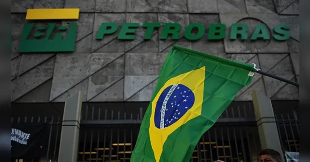 Imagem ilustrativa da notícia Petrobras reduz preço da gasolina para compensar impostos