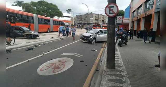 Imagem ilustrativa da notícia Carreta deixa rastro de destruição pelas ruas de Curitiba