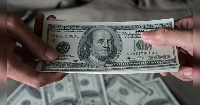 Imagem ilustrativa da notícia Vale a pena comprar dólar agora? Especialistas respondem