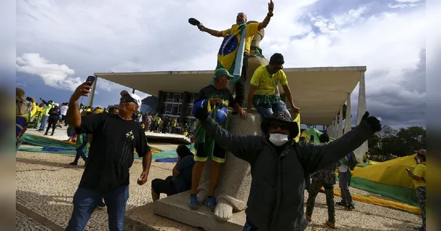 Imagem ilustrativa da notícia Veja imagens dos atos terroristas que abalaram Brasília