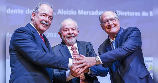Imagem ilustrativa da notícia Vergonha esse aumento de juros, diz Lula em críticas ao BC