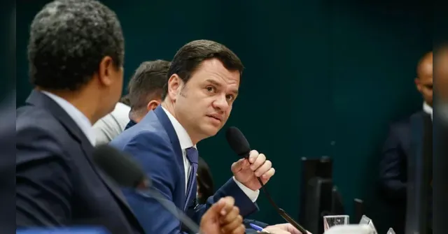Imagem ilustrativa da notícia Após invasões, AGU pede prisão de ex-ministro de Bolsonaro