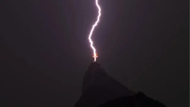 Imagem ilustrativa da notícia Vídeo: Cristo Redentor é atingido por raio no Rio de janeiro