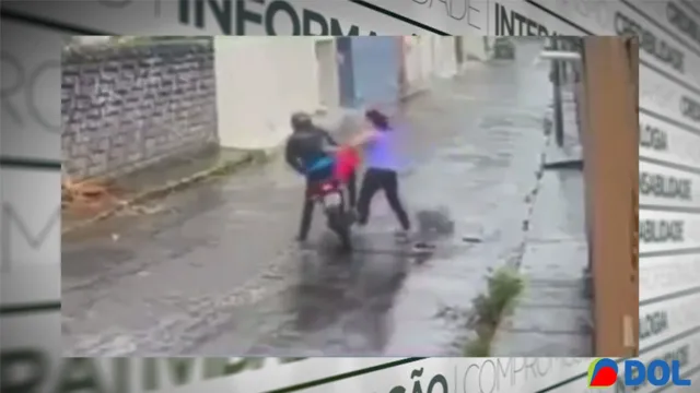 Imagem ilustrativa da notícia Vídeo: ladrão apanha de guarda-chuva ao tentar roubar mulher 