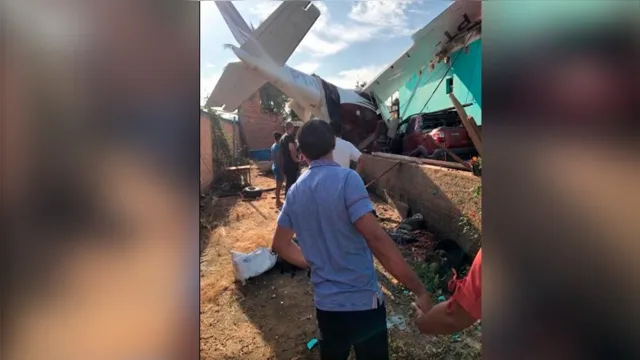 Imagem ilustrativa da notícia Vídeo: avião cai sobre casa no Pará e dois ficam feridos