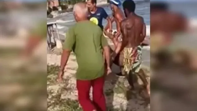 Imagem ilustrativa da notícia Vídeo: surfista é resgatado após ser mordido por tubarão 
