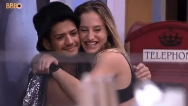 Imagem ilustrativa da notícia Vídeo: Bruna e Gabriel se beijam na festa do BBB 23