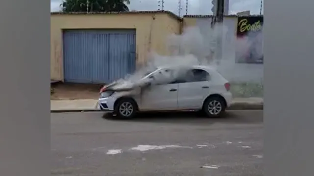 Imagem ilustrativa da notícia Carro pega fogo e motorista é encontrado dormindo; vídeo