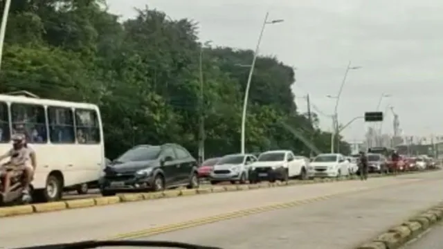 Imagem ilustrativa da notícia Vídeo: assalto com refém deixa trânsito parado em Belém
