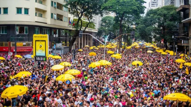 Imagem ilustrativa da notícia Blocos arrastam multidão com hits e manifestações pró-Lula 