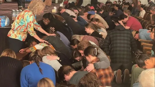 Imagem ilustrativa da notícia EUA: estudantes oram por mais de 140 horas ininterruptamente