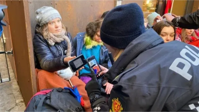 Imagem ilustrativa da notícia Vídeo: Greta Thunberg é detida pela polícia na Noruega