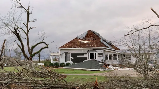 Imagem ilustrativa da notícia Biden decreta estado de desastre após tempestades matarem 28