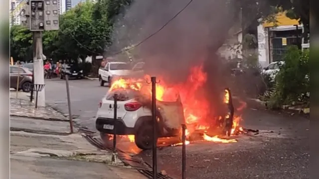 Imagem ilustrativa da notícia Vídeo: carro pega fogo em avenida de Belém