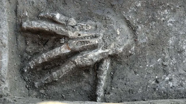 Imagem ilustrativa da notícia Poços cheios de mãos "gigantes" são descobertos no Egito