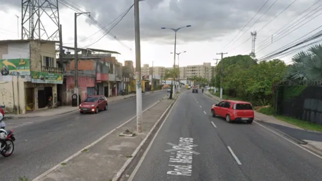 Imagem ilustrativa da notícia Motorista bate carro e derruba poste na rodovia Mário Covas