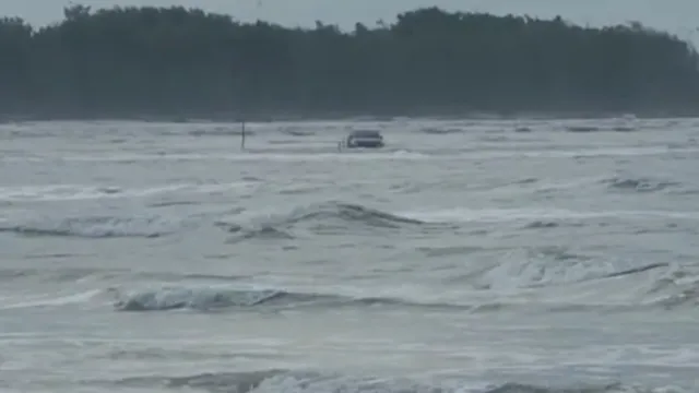 Imagem ilustrativa da notícia Vídeo: Carro é engolido pela maré na praia de Ajuruteua 