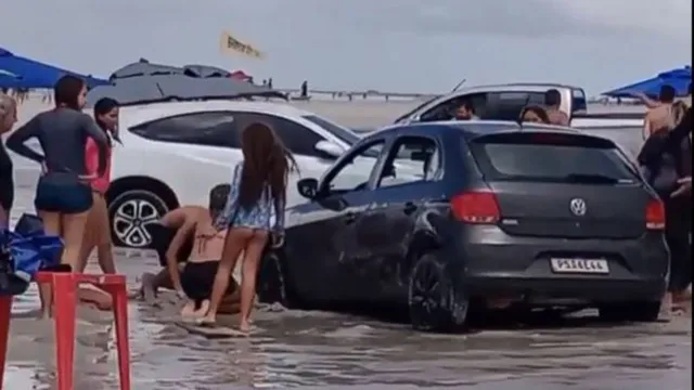 Imagem ilustrativa da notícia Saga de carros atolados se repete nas praias de Salinas