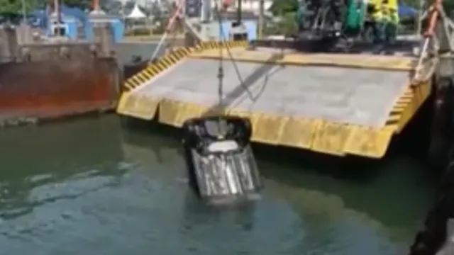 Imagem ilustrativa da notícia Vídeo: Motorista erra entrada de balsa e carro cai no mar 