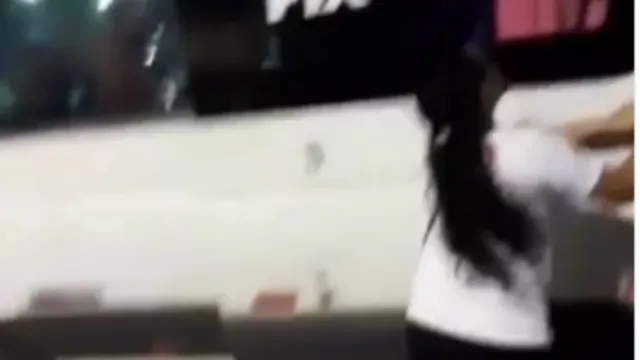 Imagem ilustrativa da notícia Vídeo: mulher se pendura em van e cobra troco em Belém