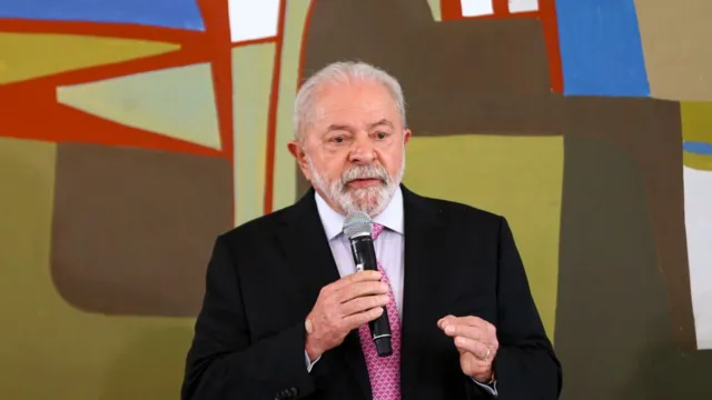 Imagem ilustrativa da notícia Lula anuncia novo salário mínimo e isenção do IR de R$ 2.640