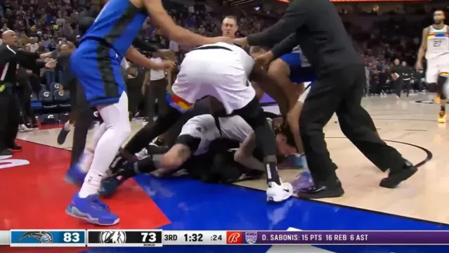 Imagem ilustrativa da notícia Vídeo: jogo da NBA tem troca de socos e briga generalizada 