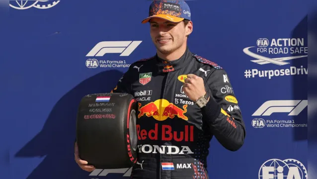 Imagem ilustrativa da notícia Red Bull brilha e Max Verstappen conquista a pole position